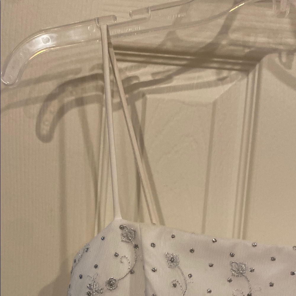 Elegant White Wedding Dress with Intricate Embroidery - Picture 3 of 14